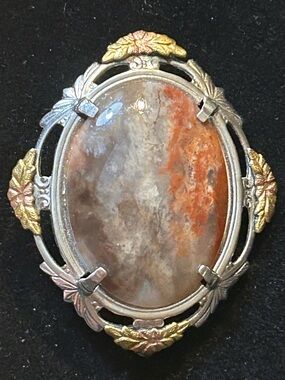 Black Hills Gold Oval Agate Leaf-Accent Brooch in Brown and Orange